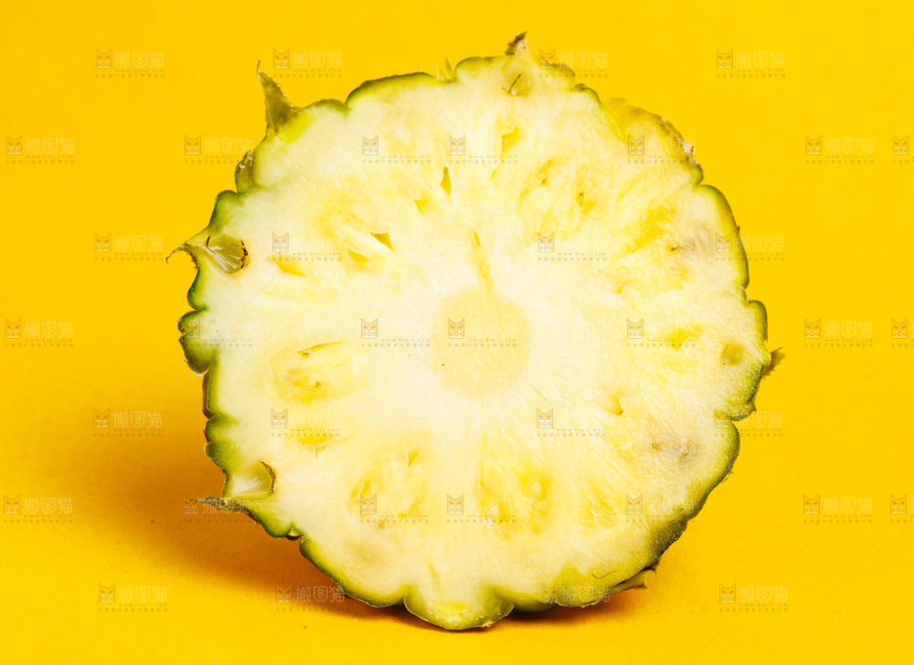浅底上放着云南香水小菠萝
