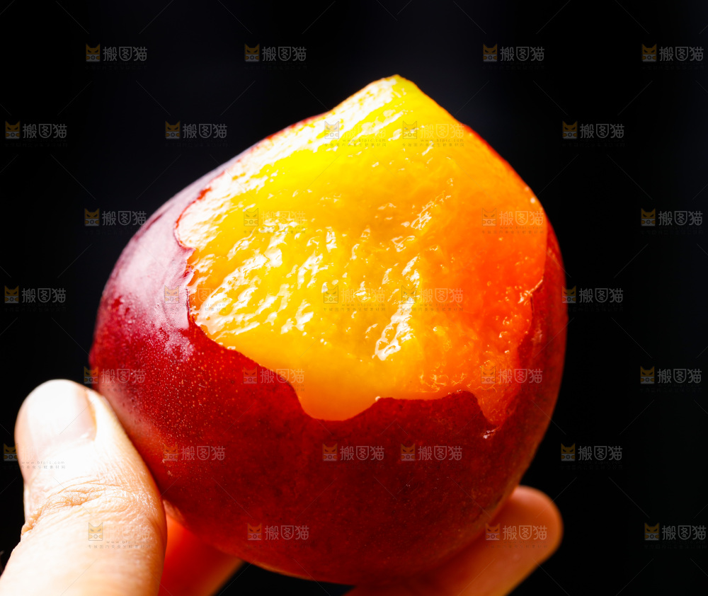 手拿新鲜油桃