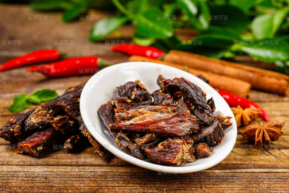 手撕牛肉干放在木底上
