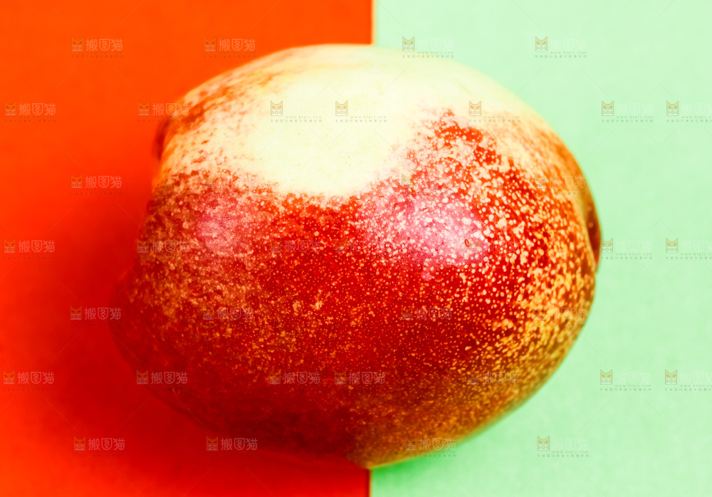 彩卡上放着陕西白心油桃