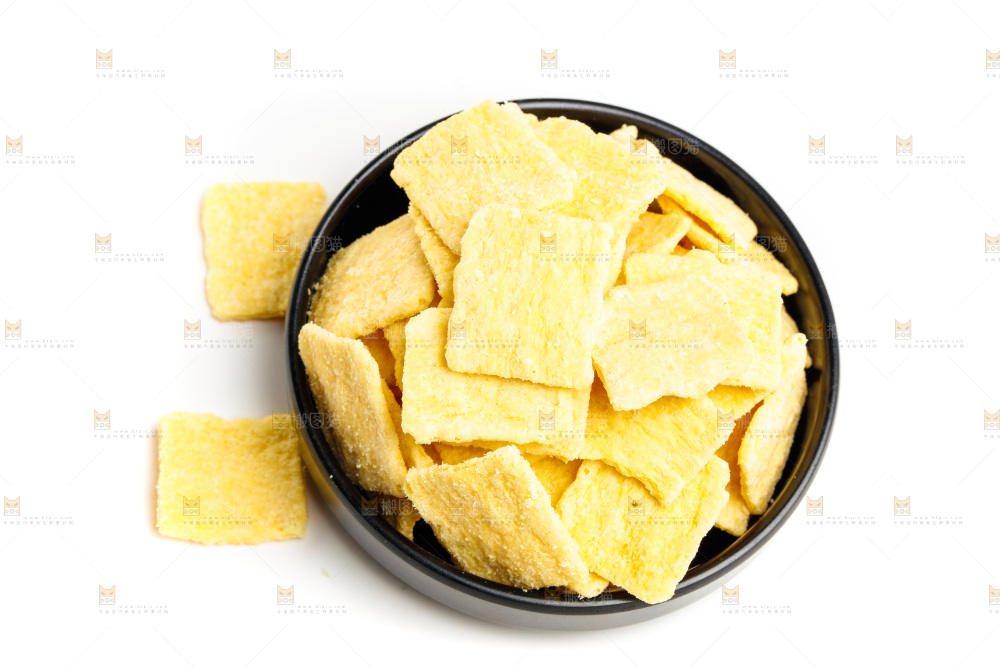 手工锅巴片放在白底上