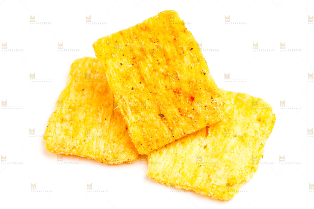 白底上放着麻辣锅巴