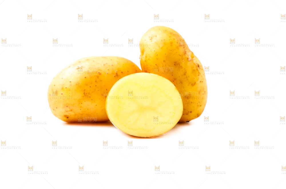 黄心土豆放在白底上