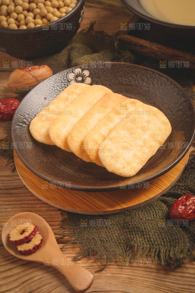 一盘雪饼放在木底上