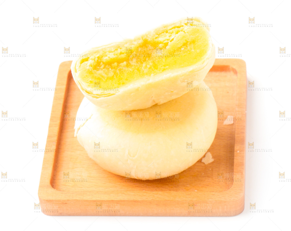 一盘榴莲饼放在白底上