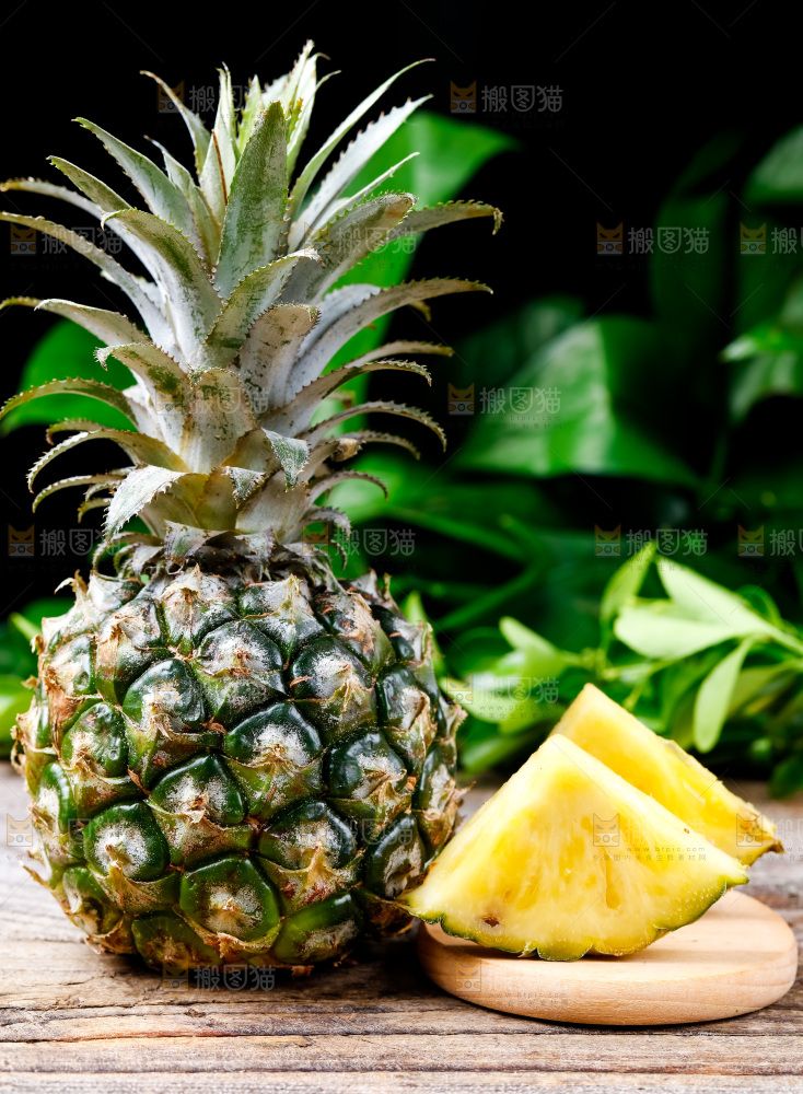 香水小菠萝放在木底上