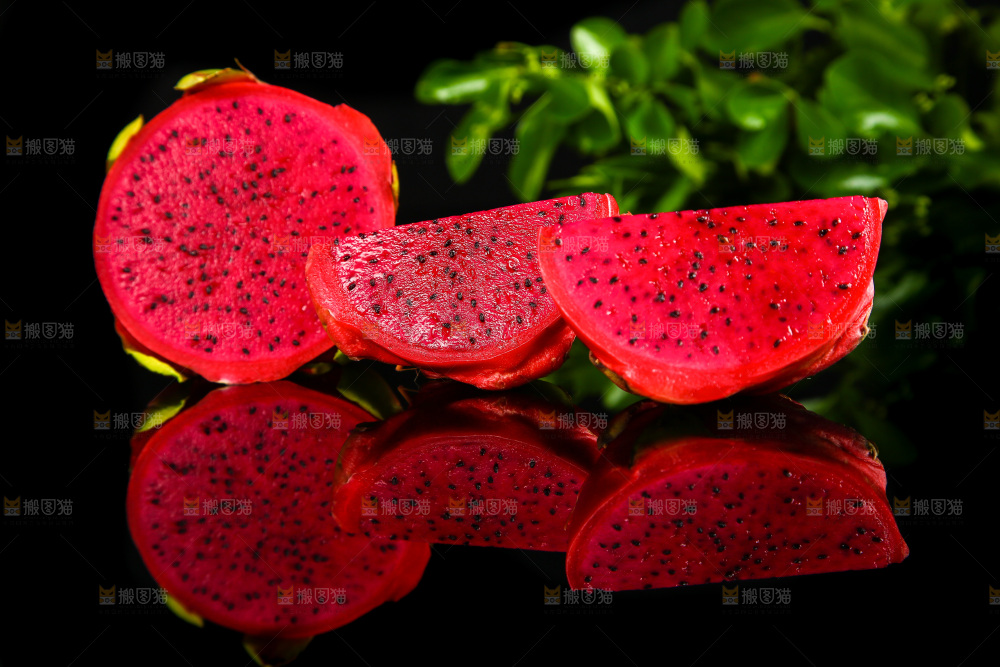 深底上放着红心火龙果切块