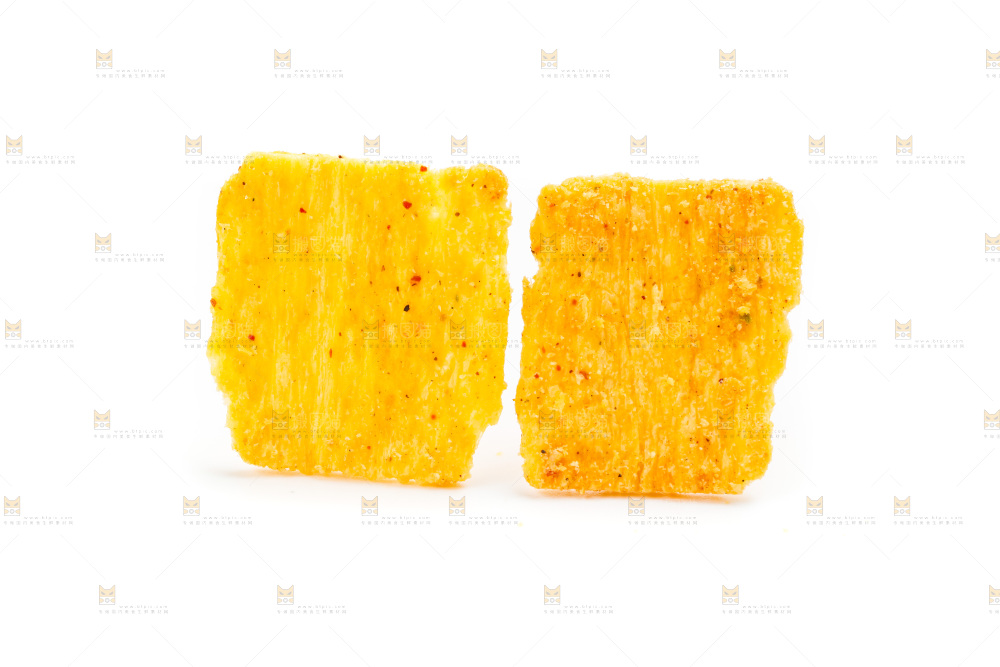 白底上放着麻辣锅巴