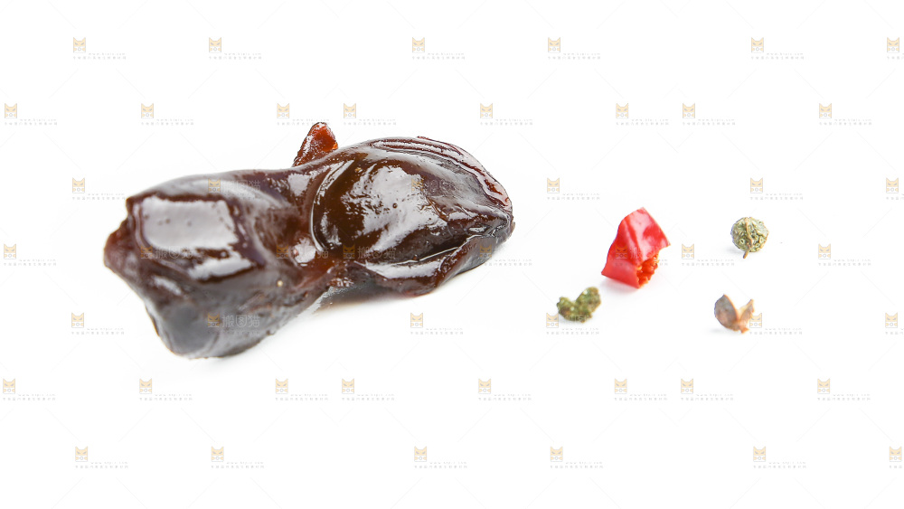 白底上的卤鸭胗