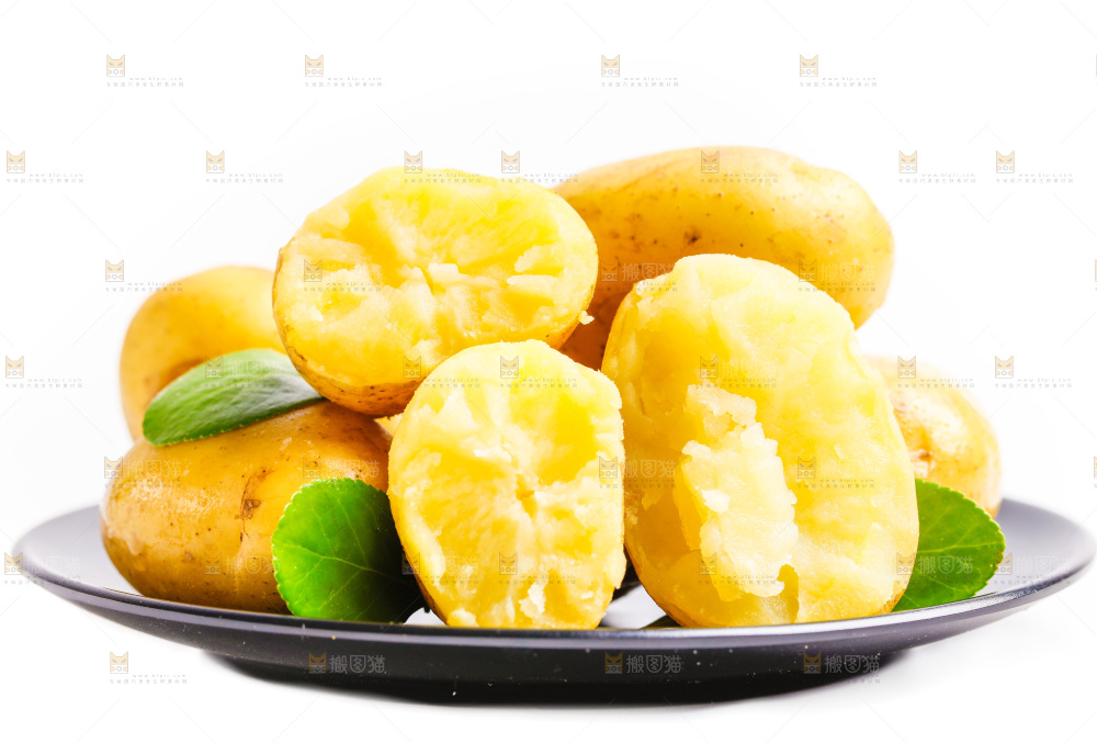 一盘黄心土豆放在白底上