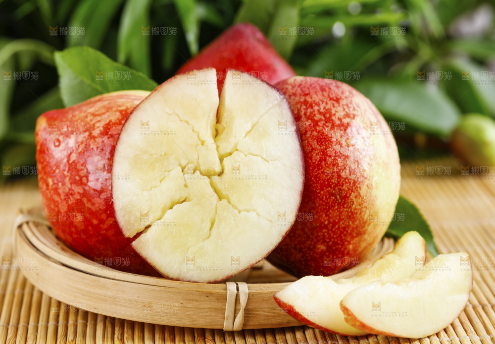 木底上放着白心油桃