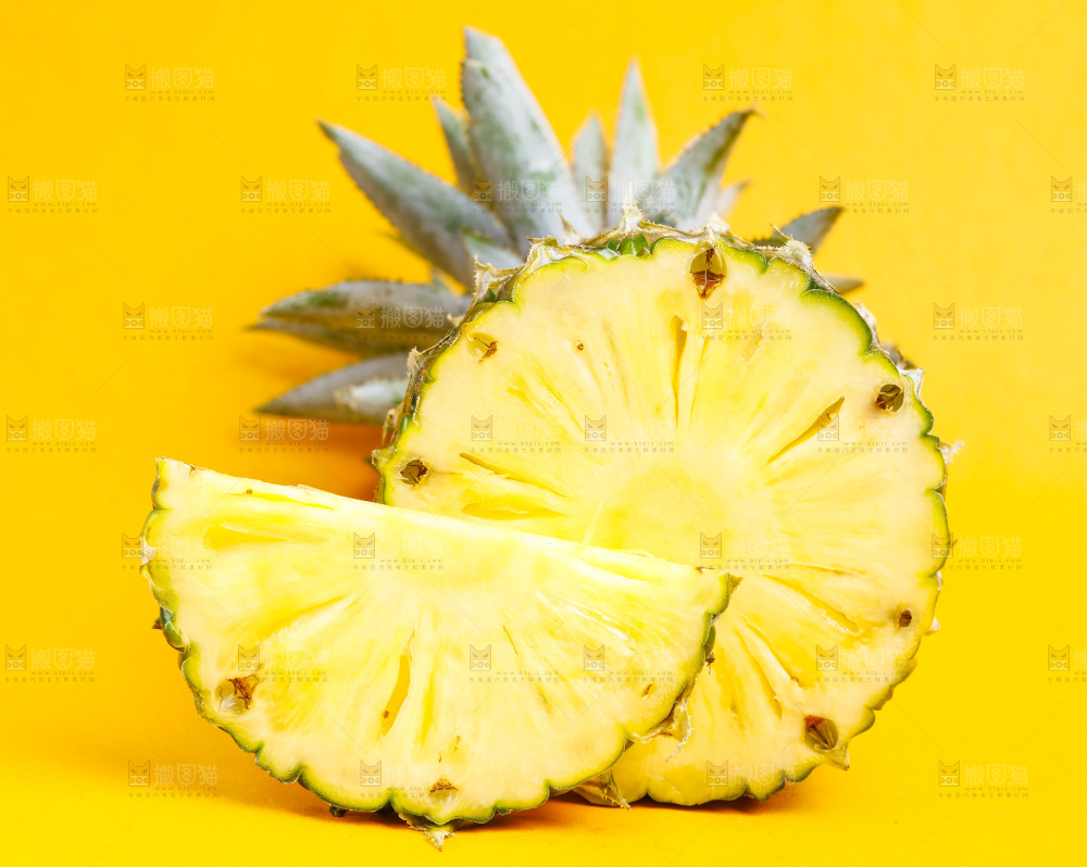 浅底上放着云南香水小菠萝