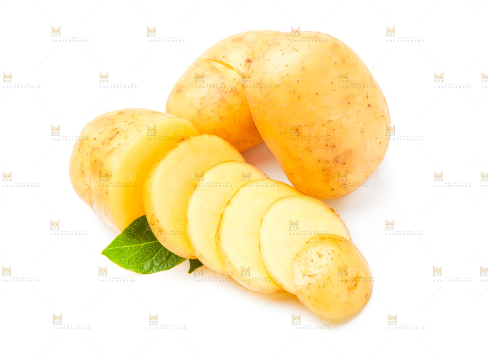 新鲜土豆放在白底上