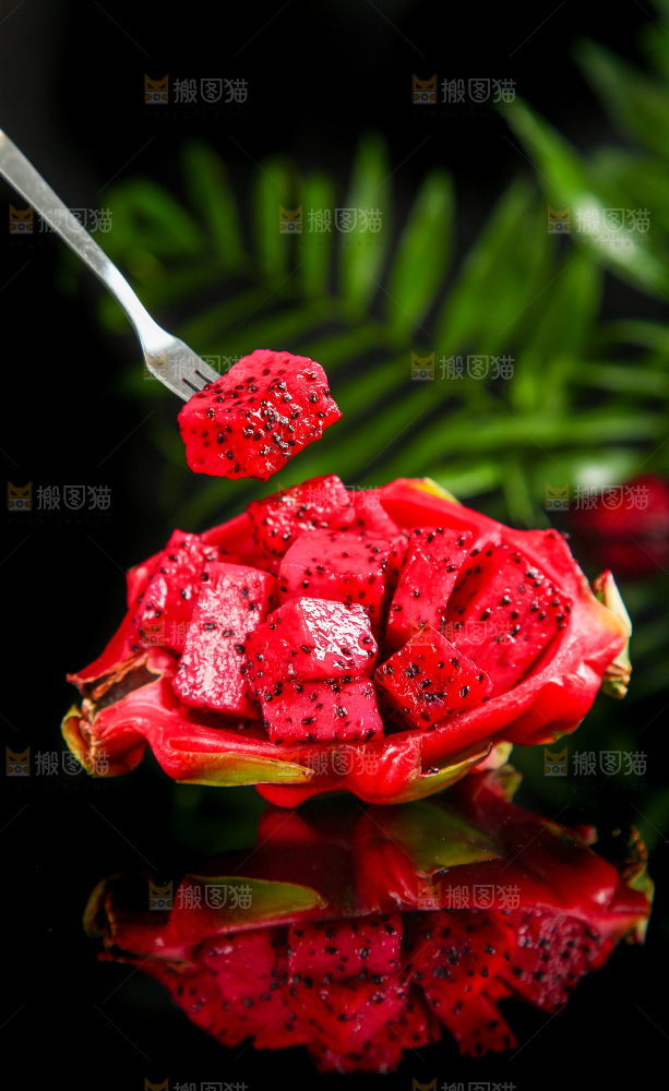 叉子叉着红心火龙果果肉