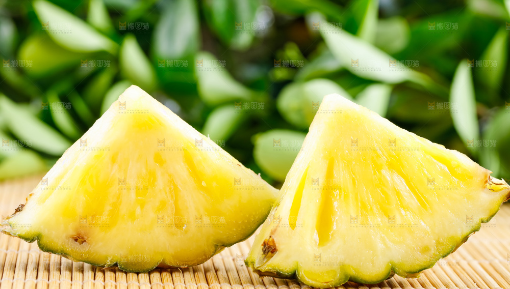 云南香水小菠萝放在白底上
