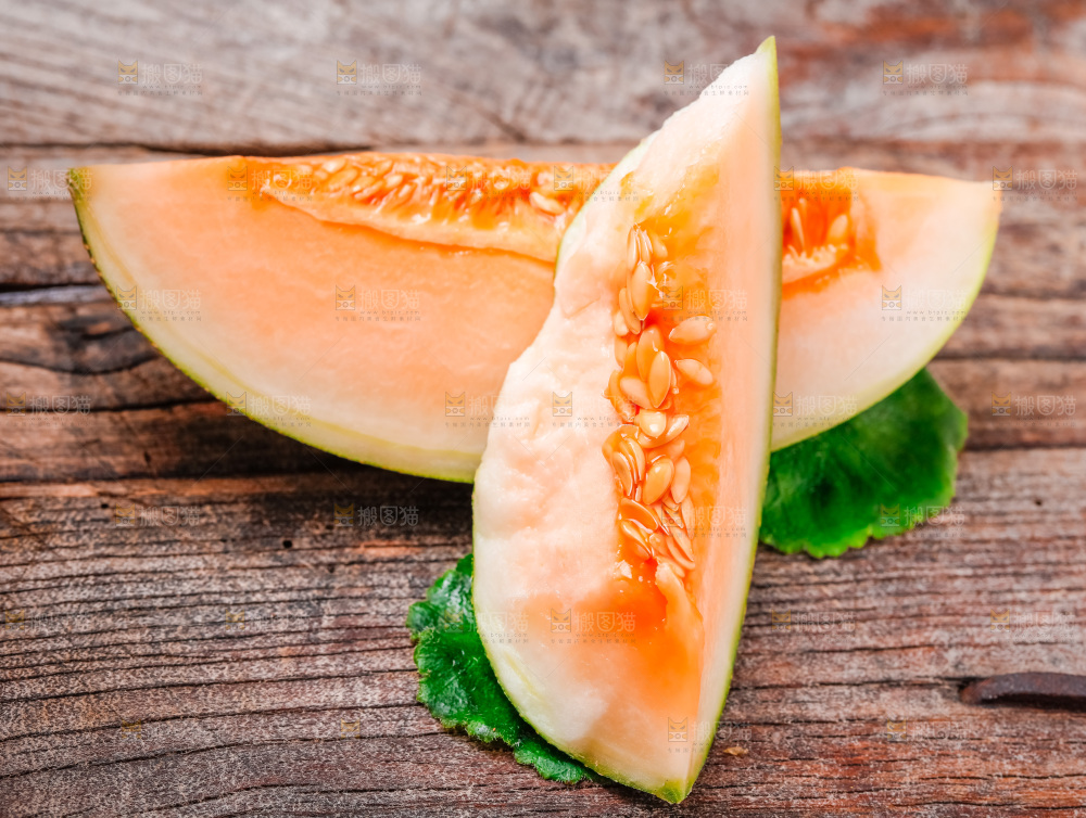 木底上放着新疆哈密瓜