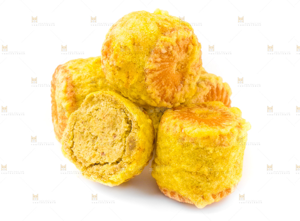绿豆糕放在白底上