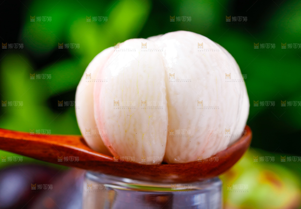 勺子里装着山竹果肉