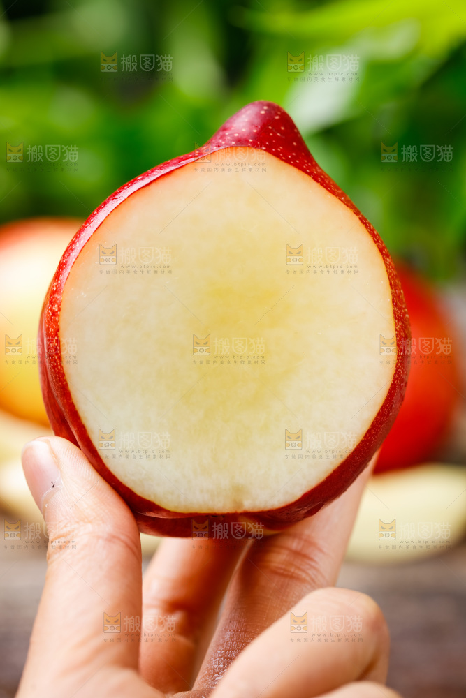 手拿白心油桃
