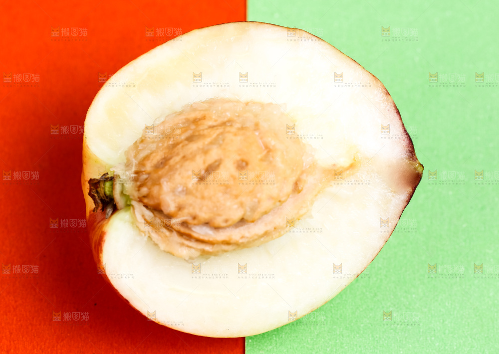 彩卡上放着陕西白心油桃