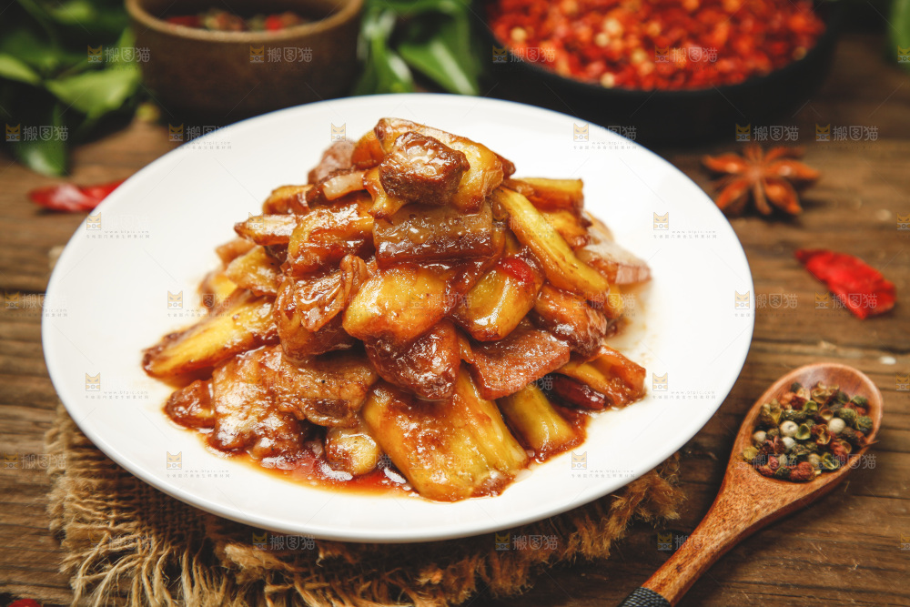 一盘小炒肉放在木底上