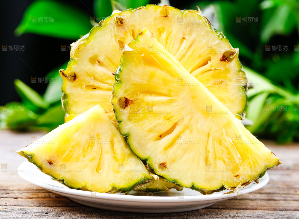 香水小菠萝放在木底上