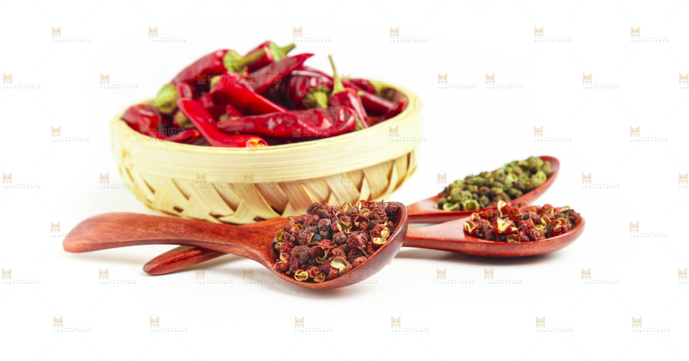 白底上的香料组合