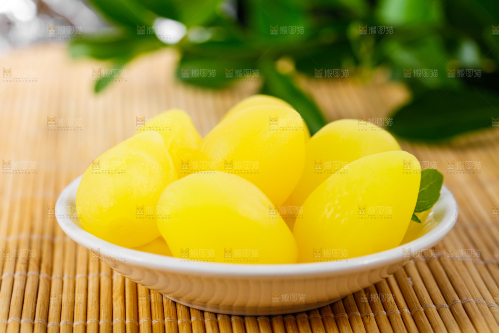 木底上放着一盘潮汕黄橄榄