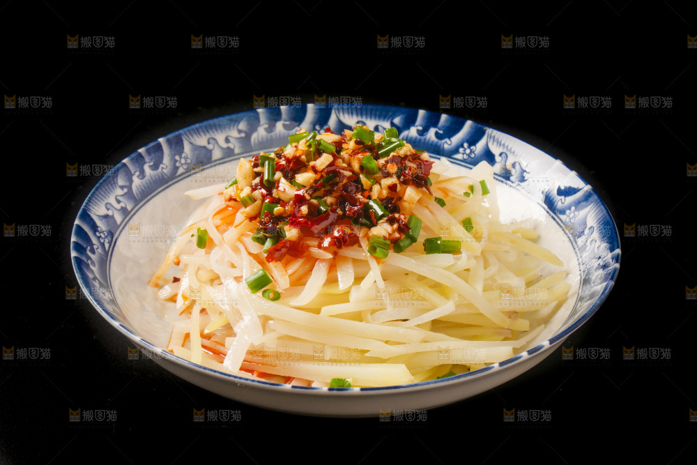 黑底上放着一盘凉拌土豆丝