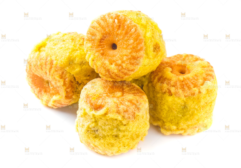 绿豆糕放在白底上