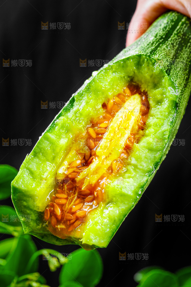 手拿掰开的羊角蜜