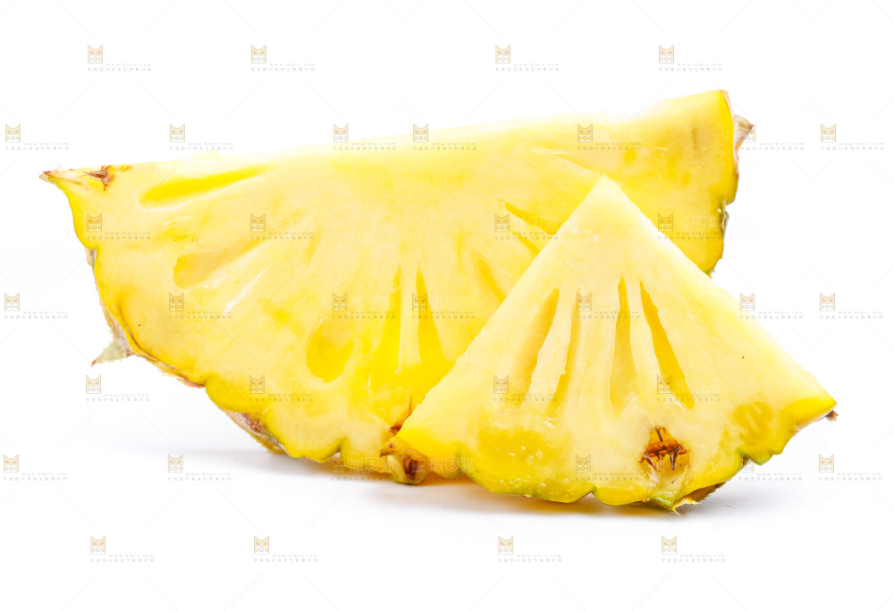 白底上放着新鲜菠萝