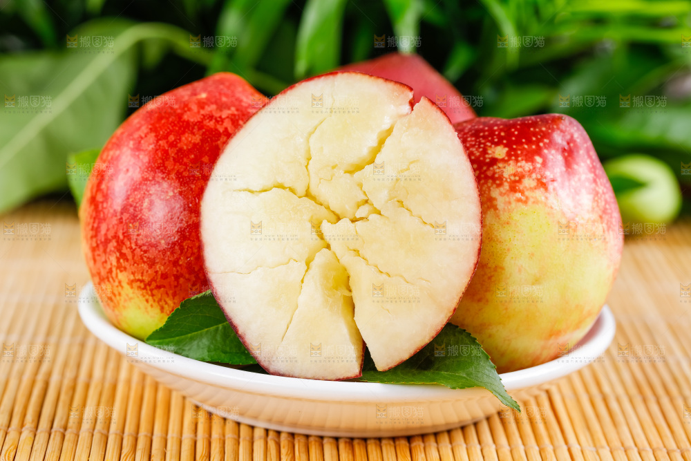 木底上放着白心油桃