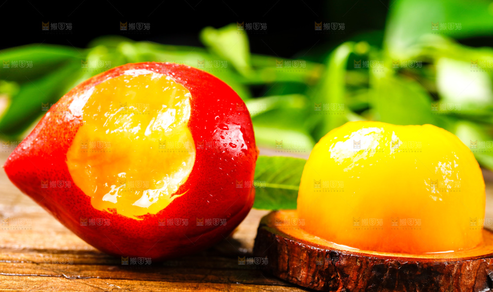 黄心油桃果肉放在木底上