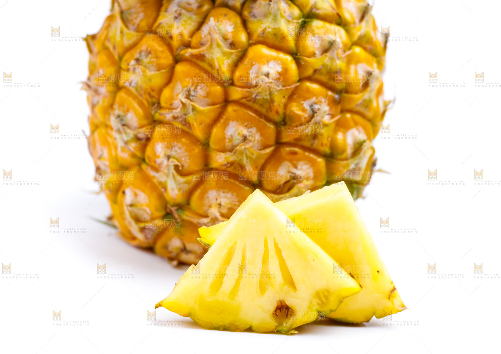 白底上放着新鲜菠萝