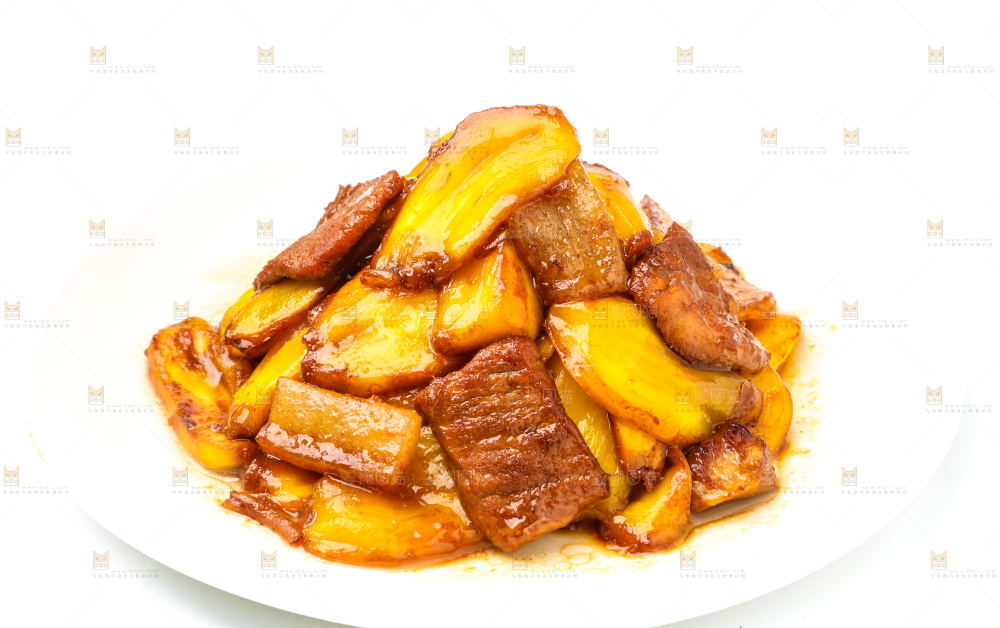 白底上放着一盘小炒肉