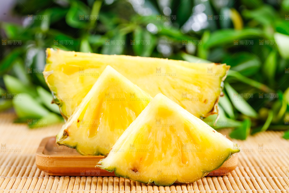 云南香水小菠萝放在白底上