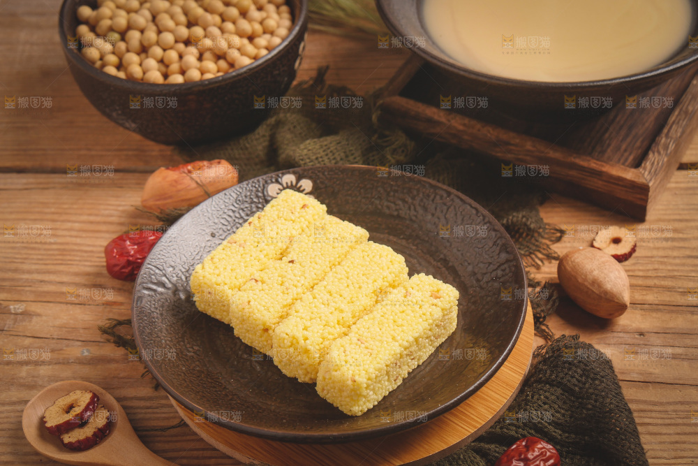 一盘小米酥放在木底上