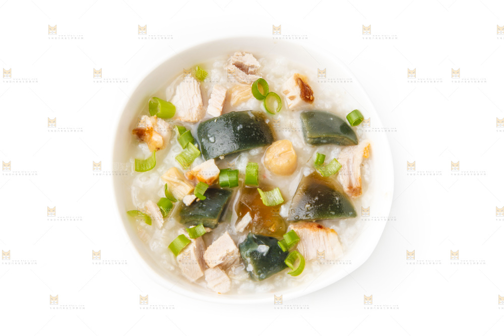 白底上放着一碗皮蛋瘦肉粥