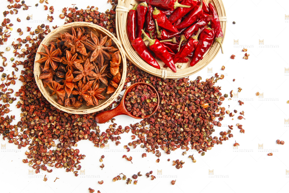白底上的香料组合