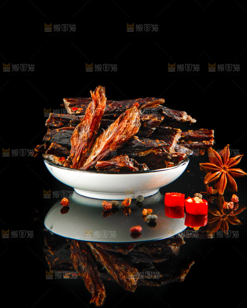 黑底上放着手撕牛肉干