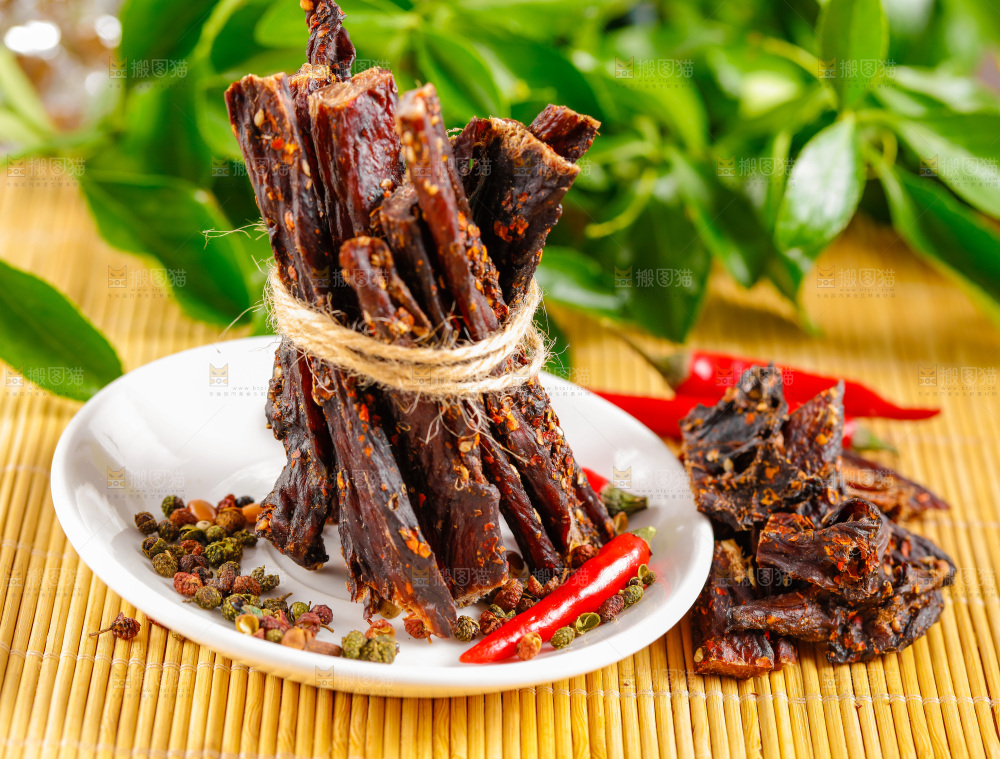 木底上放着内蒙古牛肉干
