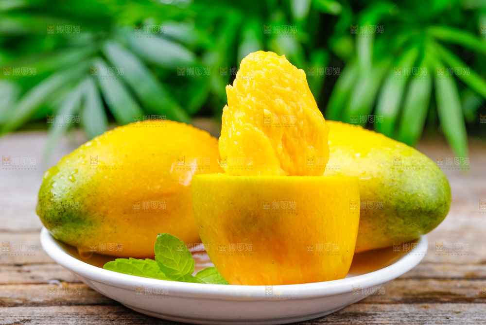 一盘海南贵妃芒放在木底上