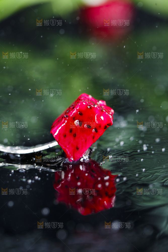 叉子叉着红心火龙果果肉
