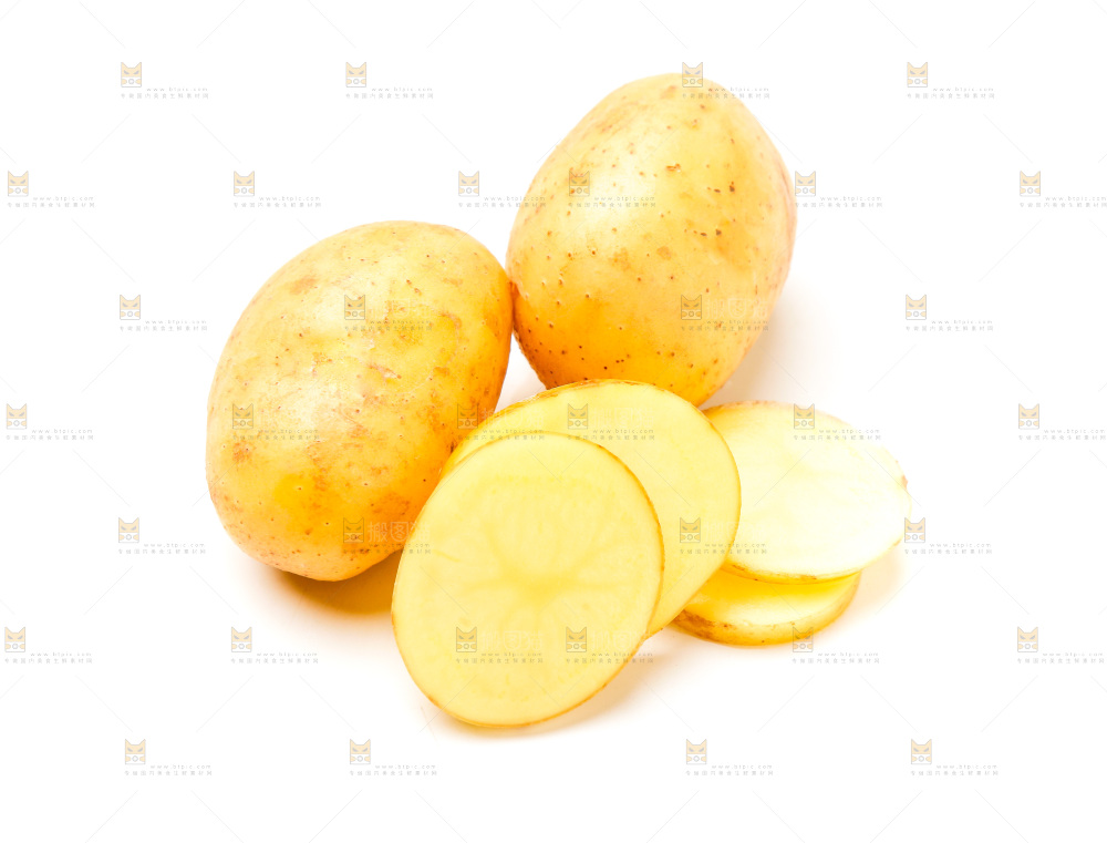 新鲜土豆放在白底上