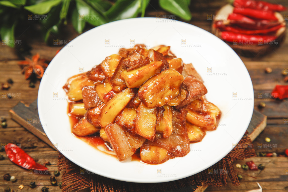 木底上放着一盘小炒肉