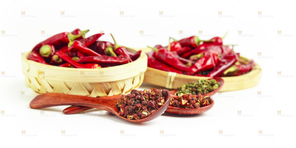 白底上的香料组合