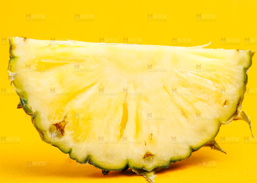 浅底上放着云南香水小菠萝