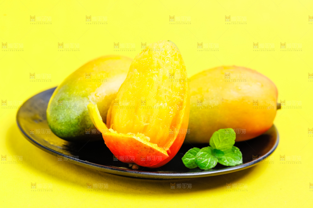 一盘海南贵妃芒放在浅底上