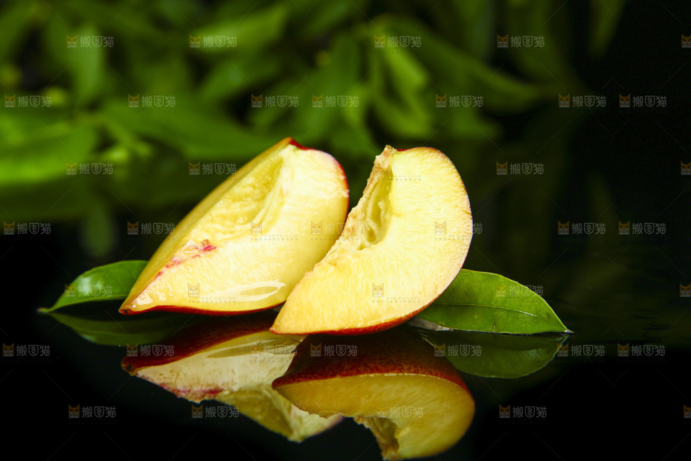 深底上放着新鲜油桃